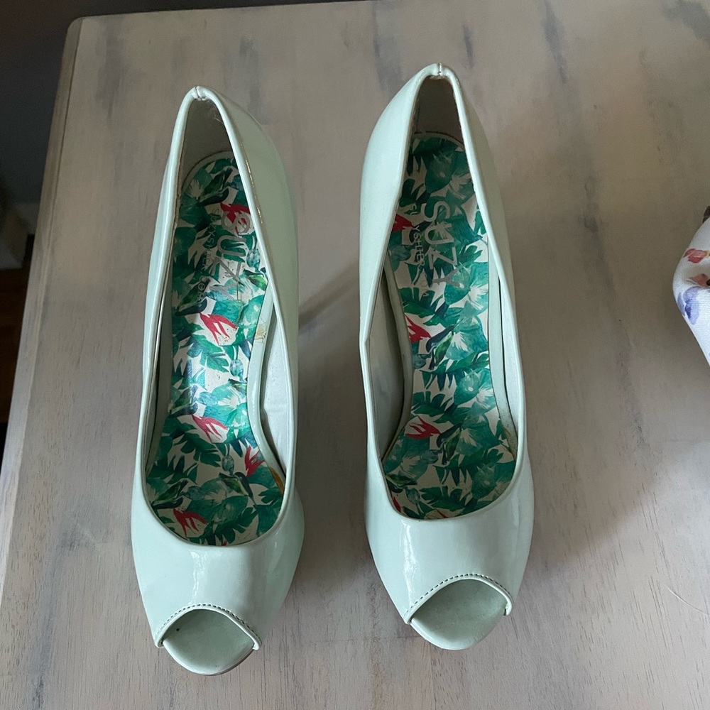 Women’s shoes size 8